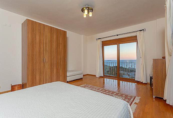 Double bedroom with en suite bathroom, A/C, and panoramic sea views . - Villa Lara . (Photo Gallery) }}