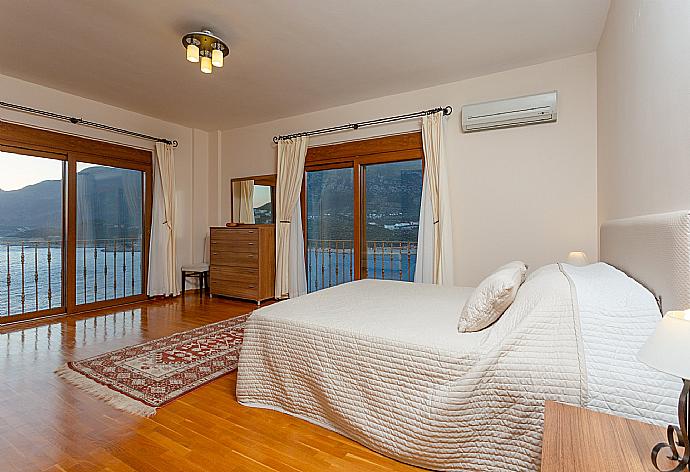 Double bedroom with en suite bathroom, A/C, and panoramic sea views . - Villa Lara . (Photo Gallery) }}