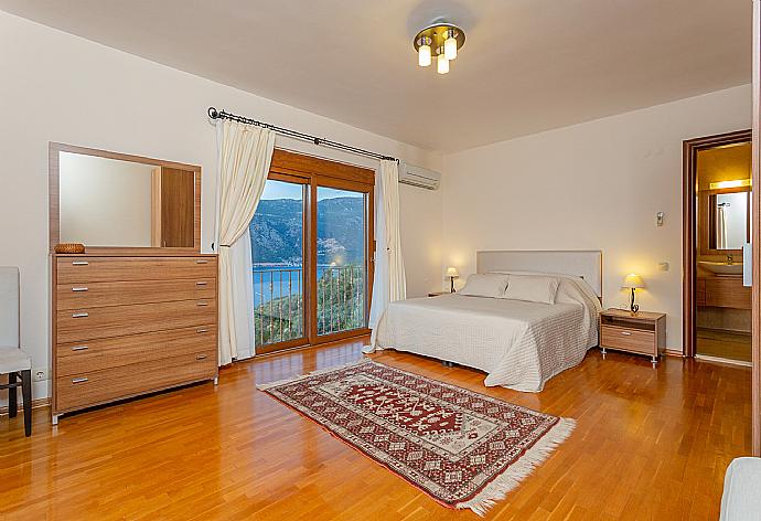 Double bedroom with en suite bathroom, A/C, and panoramic sea views . - Villa Lara . (Photo Gallery) }}