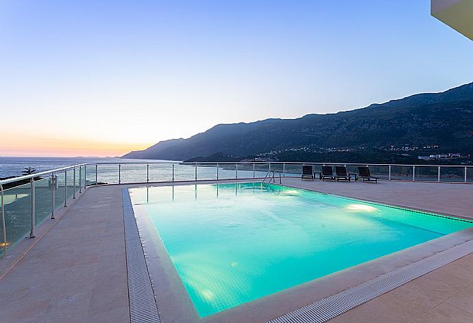 Night view of pool terrace . - Villa Lara . (Photo Gallery) }}