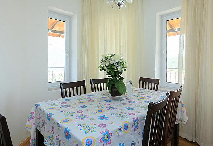 Dining area . - Villa Kastello . (Fotogalerie) }}