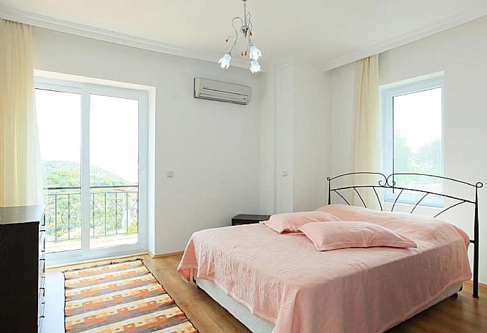 Double bedroom with A/C . - Villa Kastello . (Galerie de photos) }}