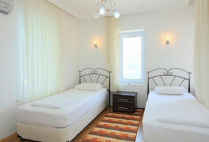 Twin bedroom with A/C . - Villa Kastello . (Fotogalerie) }}