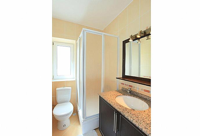 Family bathroom with shower . - Villa Kastello . (Fotogalerie) }}