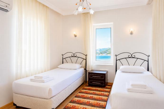 Twin bedroom with A/C . - Villa Kastello . (Galleria fotografica) }}