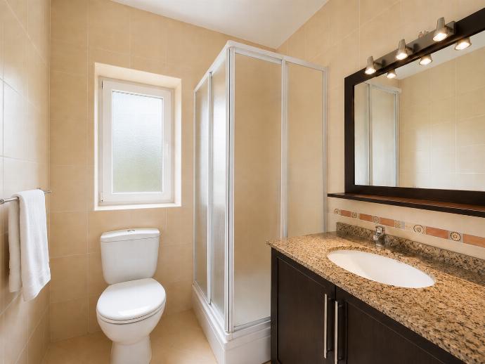 Family bathroom with shower . - Villa Kastello . (Galleria fotografica) }}