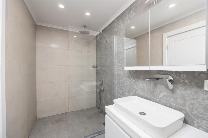 Family bathroom with shower . - Orka World Villa 2 . (Photo Gallery) }}