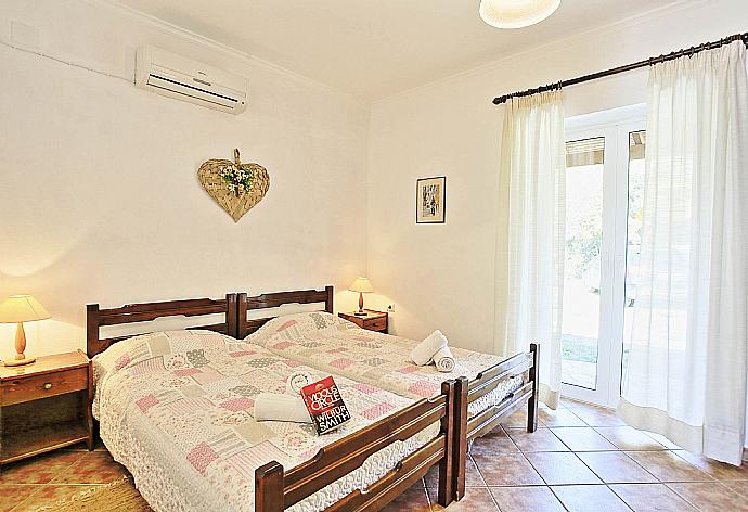 Twin bedroom with A/C and terrace access . - Villa Astarti . (Photo Gallery) }}