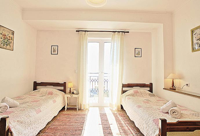 Twin bedroom with A/C and balcony . - Villa Astarti . (Galerie de photos) }}