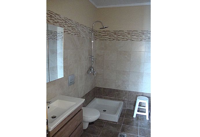 Ground floor bathroom with shower . - Villa Astarti . (Fotogalerie) }}