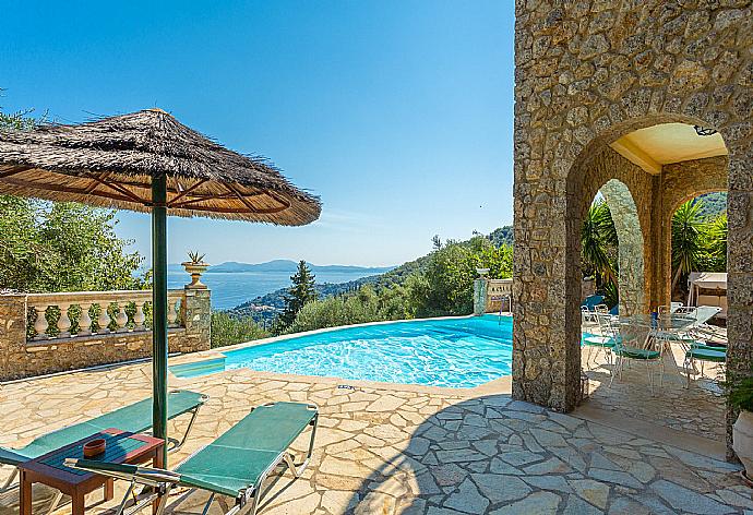 Private infinity pool and terrace with panoramic sea views . - Villa Astarti . (Галерея фотографий) }}