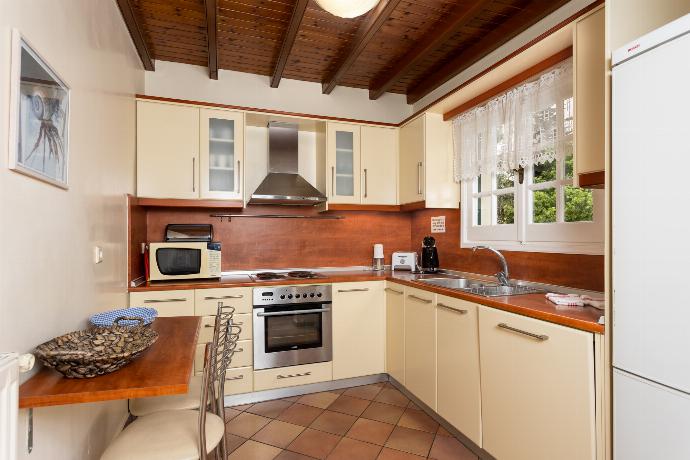 Equipped kitchen on first floor . - Villa Eleni . (Galería de imágenes) }}