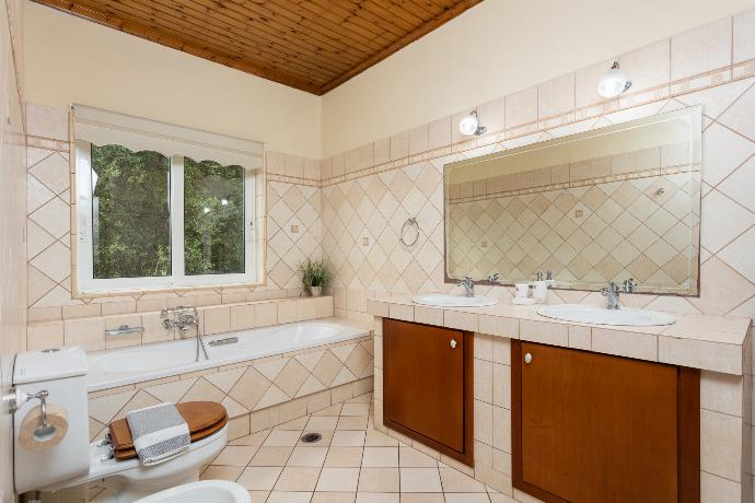 En suite bathroom with bath and shower . - Villa Eleni . (Fotogalerie) }}