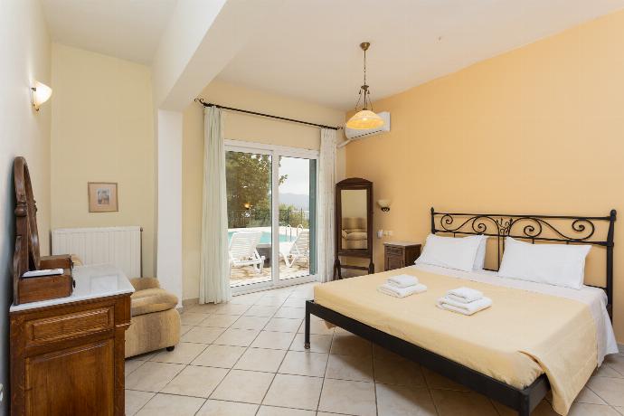 Double bedroom on ground floor with en suite bathroom and A/C . - Villa Eleni . (Photo Gallery) }}