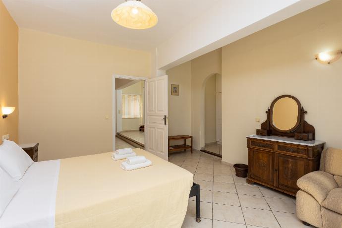 Double bedroom on ground floor with en suite bathroom and A/C . - Villa Eleni . (Galerie de photos) }}