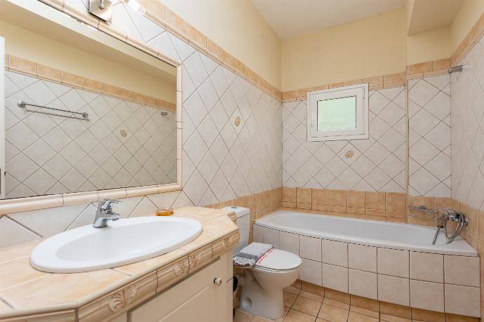 En suite bathroom with bath and shower . - Villa Eleni . (Fotogalerie) }}