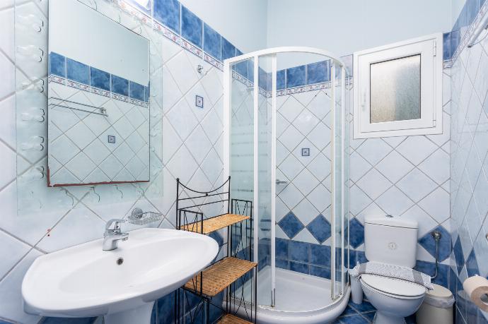 En suite bathroom with shower . - Villa Eleni . (Galleria fotografica) }}