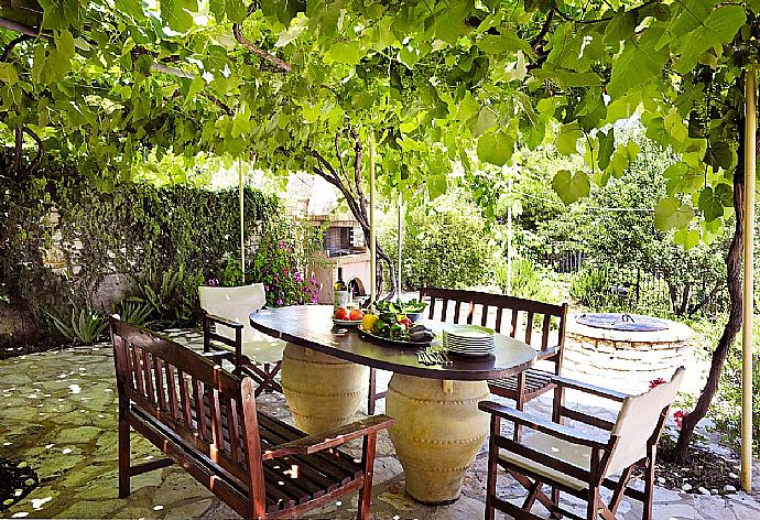 Garden and terrace area with BBQ . - Villa Eleni . (Galerie de photos) }}