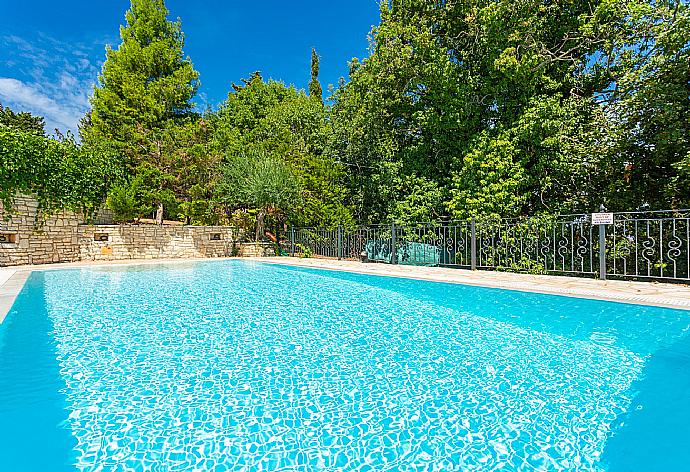 Private pool and terrace . - Villa Eleni . (Galerie de photos) }}