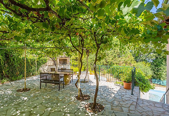 Garden and terrace area with BBQ . - Villa Eleni . (Galería de imágenes) }}