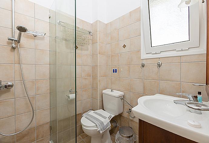 Villa Eleni Agios Stephanos Bathroom