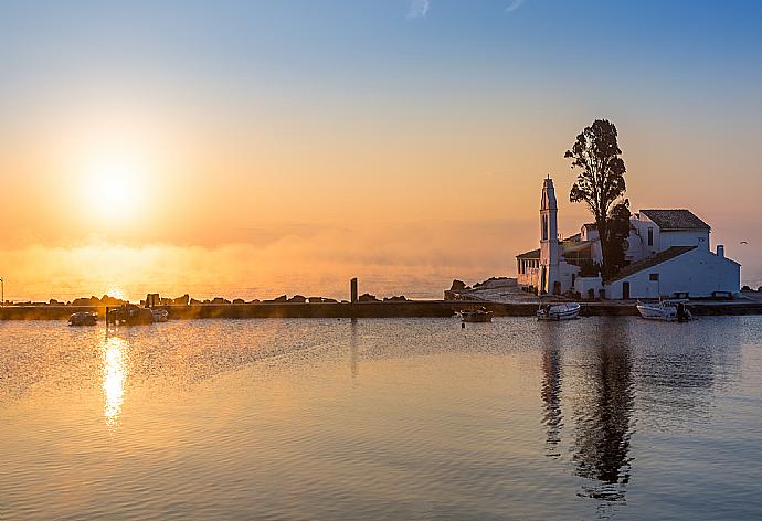 Local church . - Villa Eleni Agios Stephanos . (Fotogalerie) }}