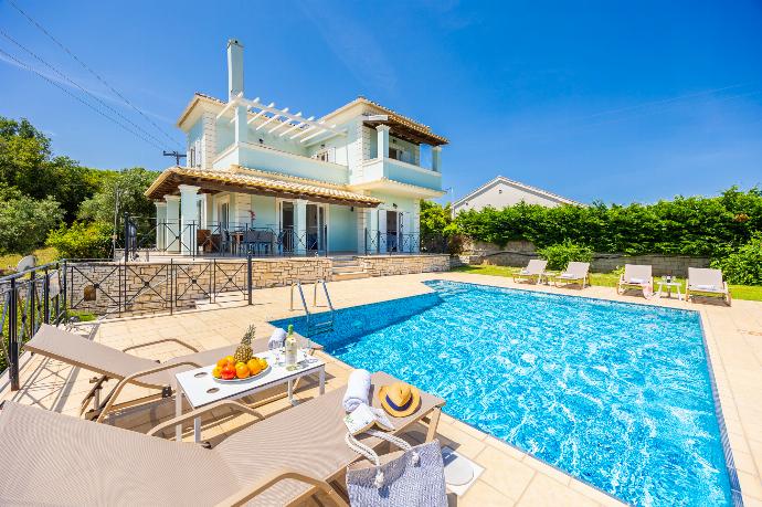 Beautiful villa with private pool and terrace with sea views . - Villa Eleni Agios Stephanos . (Γκαλερί Φωτογραφιών) }}