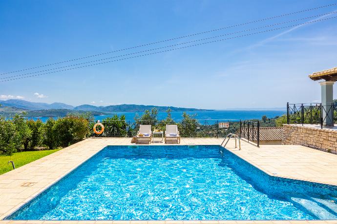 Private pool and terrace with sea views . - Villa Eleni Agios Stephanos . (Γκαλερί Φωτογραφιών) }}