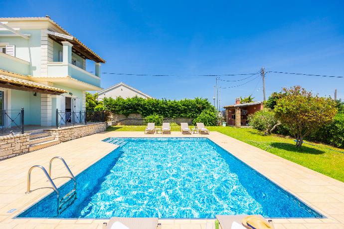 Private pool and terrace with sea views . - Villa Eleni Agios Stephanos . (Γκαλερί Φωτογραφιών) }}