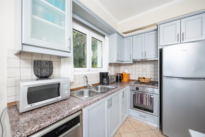 Equipped kitchen . - Villa Eleni Agios Stephanos . (Γκαλερί Φωτογραφιών) }}
