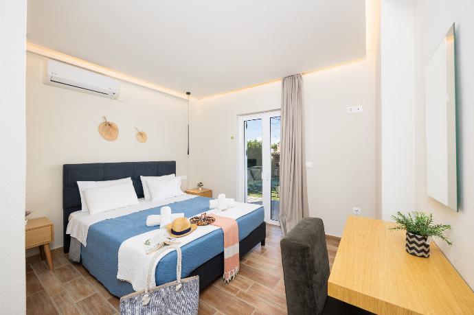 Double bedroom with en suite bathroom and A/C . - Villa Eleni Agios Stephanos . (Γκαλερί Φωτογραφιών) }}