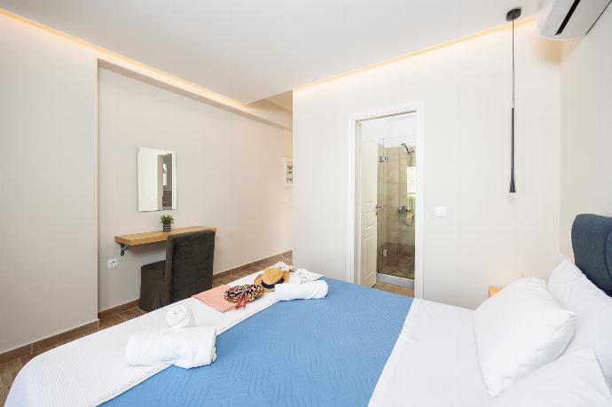 Double bedroom with en suite bathroom and A/C . - Villa Eleni Agios Stephanos . (Γκαλερί Φωτογραφιών) }}