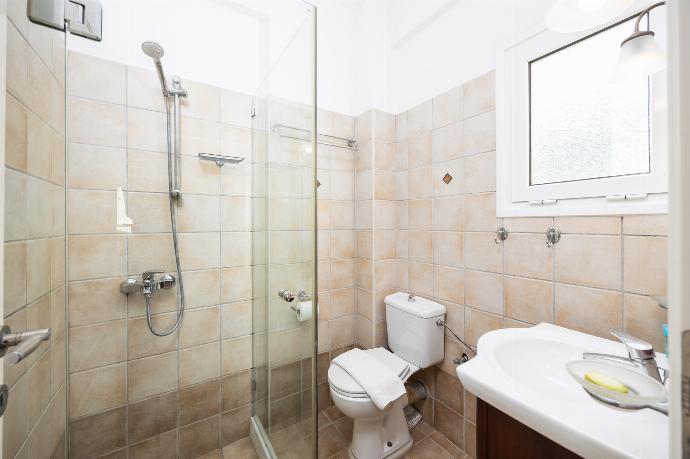 En suite bathroom with shower . - Villa Eleni Agios Stephanos . (Γκαλερί Φωτογραφιών) }}