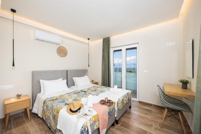 Twin bedroom with en suite bathroom, A/C, and sea views . - Villa Eleni Agios Stephanos . (Γκαλερί Φωτογραφιών) }}