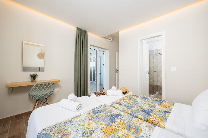Twin bedroom with en suite bathroom, A/C, and sea views . - Villa Eleni Agios Stephanos . (Γκαλερί Φωτογραφιών) }}