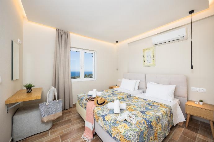Twin bedroom with en suite bathroom, A/C, and sea views . - Villa Eleni Agios Stephanos . (Γκαλερί Φωτογραφιών) }}