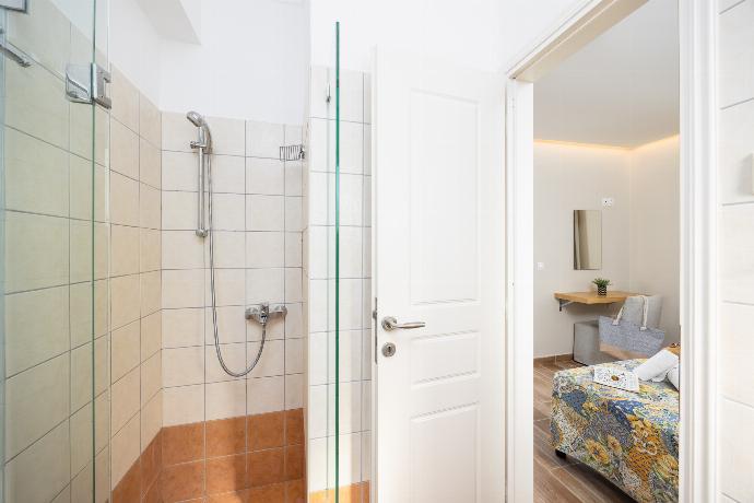 En suite bathroom with shower . - Villa Eleni Agios Stephanos . (Γκαλερί Φωτογραφιών) }}