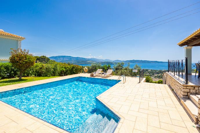 Private pool and terrace with sea views . - Villa Eleni Agios Stephanos . (Γκαλερί Φωτογραφιών) }}