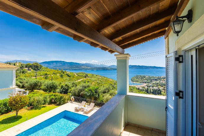 Balcony with sea views . - Villa Eleni Agios Stephanos . (Γκαλερί Φωτογραφιών) }}