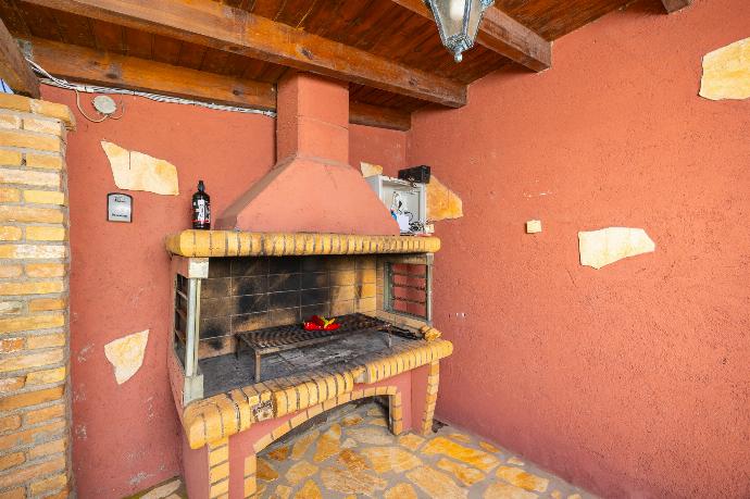 Sheltered terrace area with BBQ . - Villa Eleni Agios Stephanos . (Γκαλερί Φωτογραφιών) }}