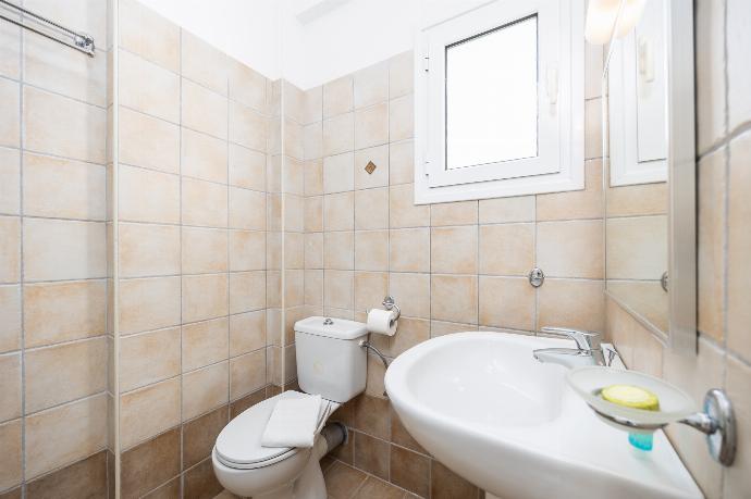 En suite bathroom with shower . - Villa Eleni Agios Stephanos . (Γκαλερί Φωτογραφιών) }}