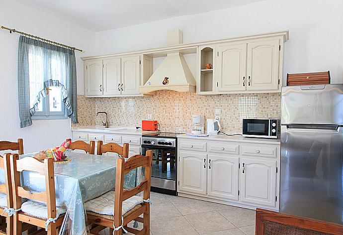 Equipped open plan kitchen and dining area . - Villa Ourania . (Galerie de photos) }}