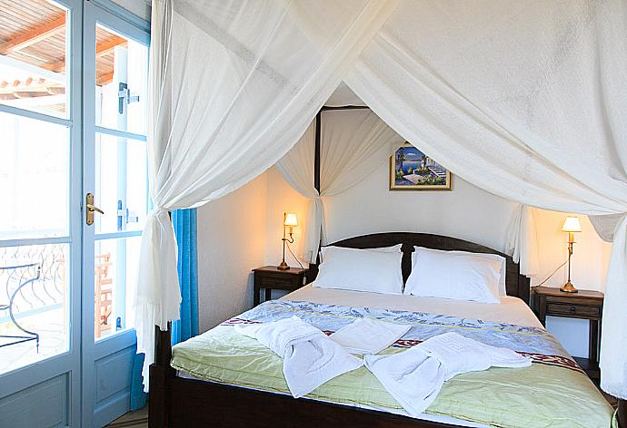 En suite double bedroom with AC . - Villa Ourania . (Galerie de photos) }}