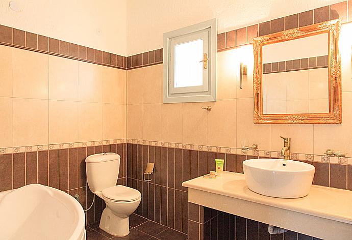 Bathroom with bath . - Villa Ourania . (Galerie de photos) }}