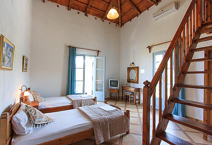 Twin bedroom with A/C, en suite bathroom and terrace access . - Villa Ourania . (Galería de imágenes) }}