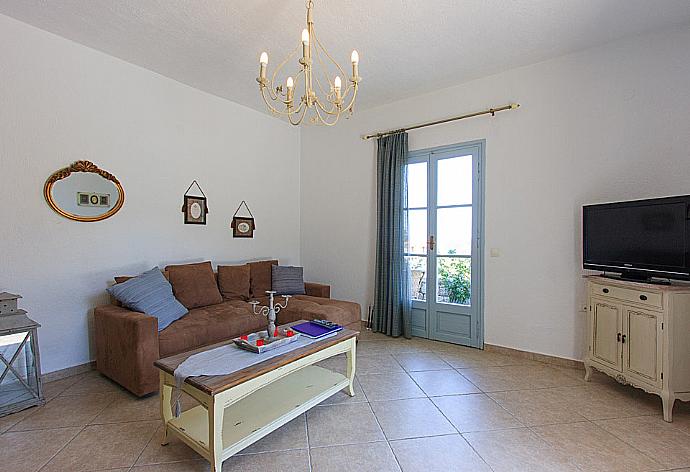 Open plan living area with WiFi and TV . - Villa Ourania . (Galería de imágenes) }}