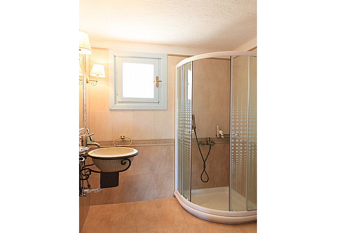 Bathroom with shower . - Villa Ourania . (Galerie de photos) }}