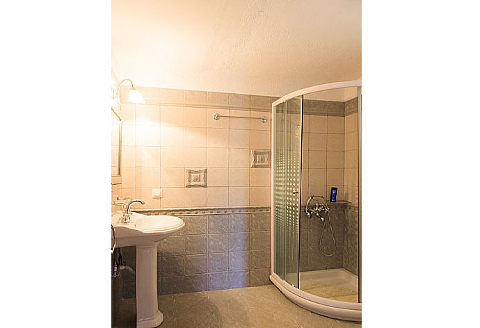 Bathroom with shower . - Villa Ourania . (Galleria fotografica) }}