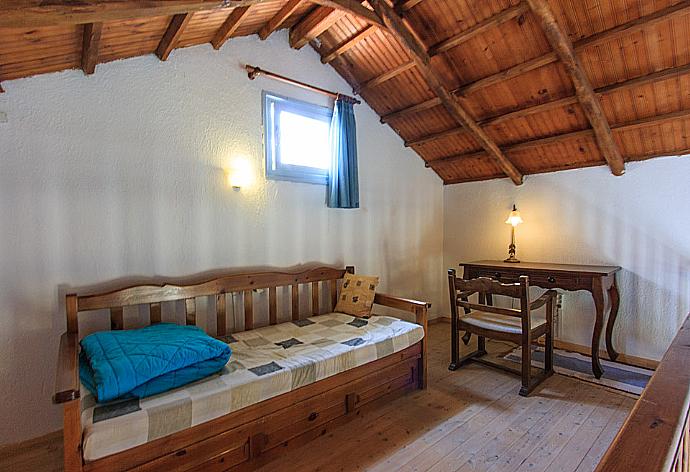 Additional sleepinglounge area . - Villa Ourania . (Galerie de photos) }}