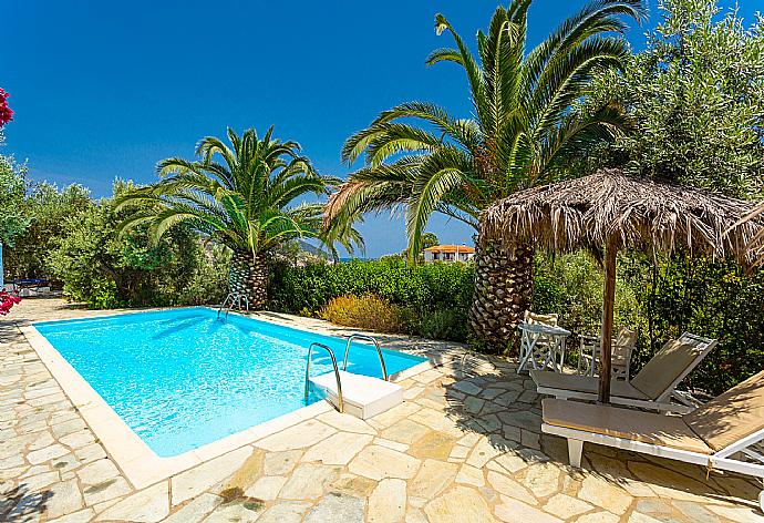 Private pool and terrace . - Villa Ourania . (Galería de imágenes) }}